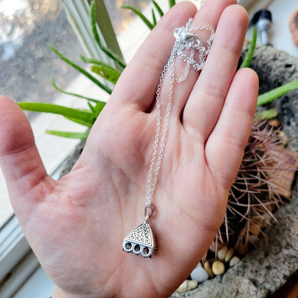 New Classic Ornate Asian Pyramid Pendant Dangle Drop Necklace - Picture 1 of 8